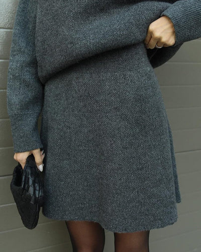 Komplet damski – sweter oversize + spódnica mini, ciepło i szyk