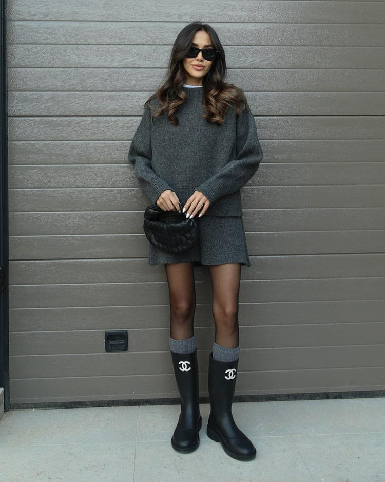 Komplet damski – sweter oversize + spódnica mini, ciepło i szyk