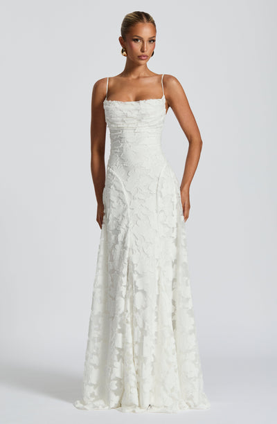 Sukienka damska – koronkowa maxi na ramiączkach – smukła talia i efekt WOW