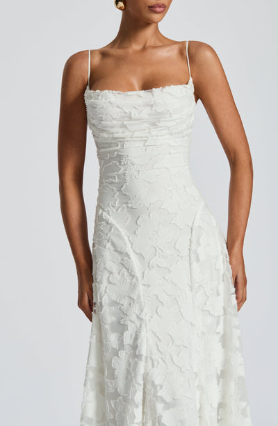 Sukienka damska – koronkowa maxi na ramiączkach – smukła talia i efekt WOW