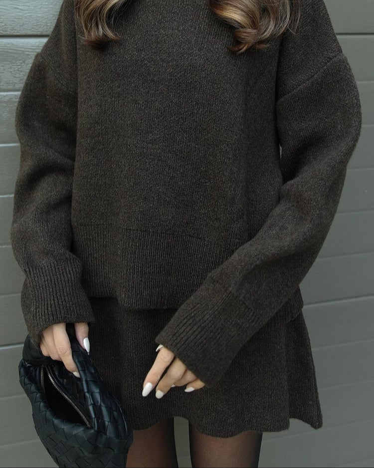 Komplet damski – sweter oversize + spódnica mini, ciepło i szyk