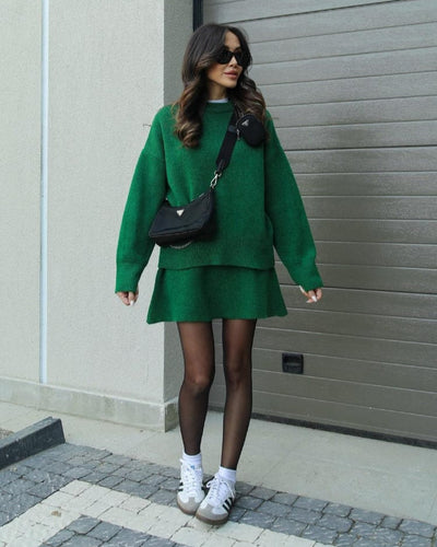 Komplet damski – sweter oversize + spódnica mini, ciepło i szyk